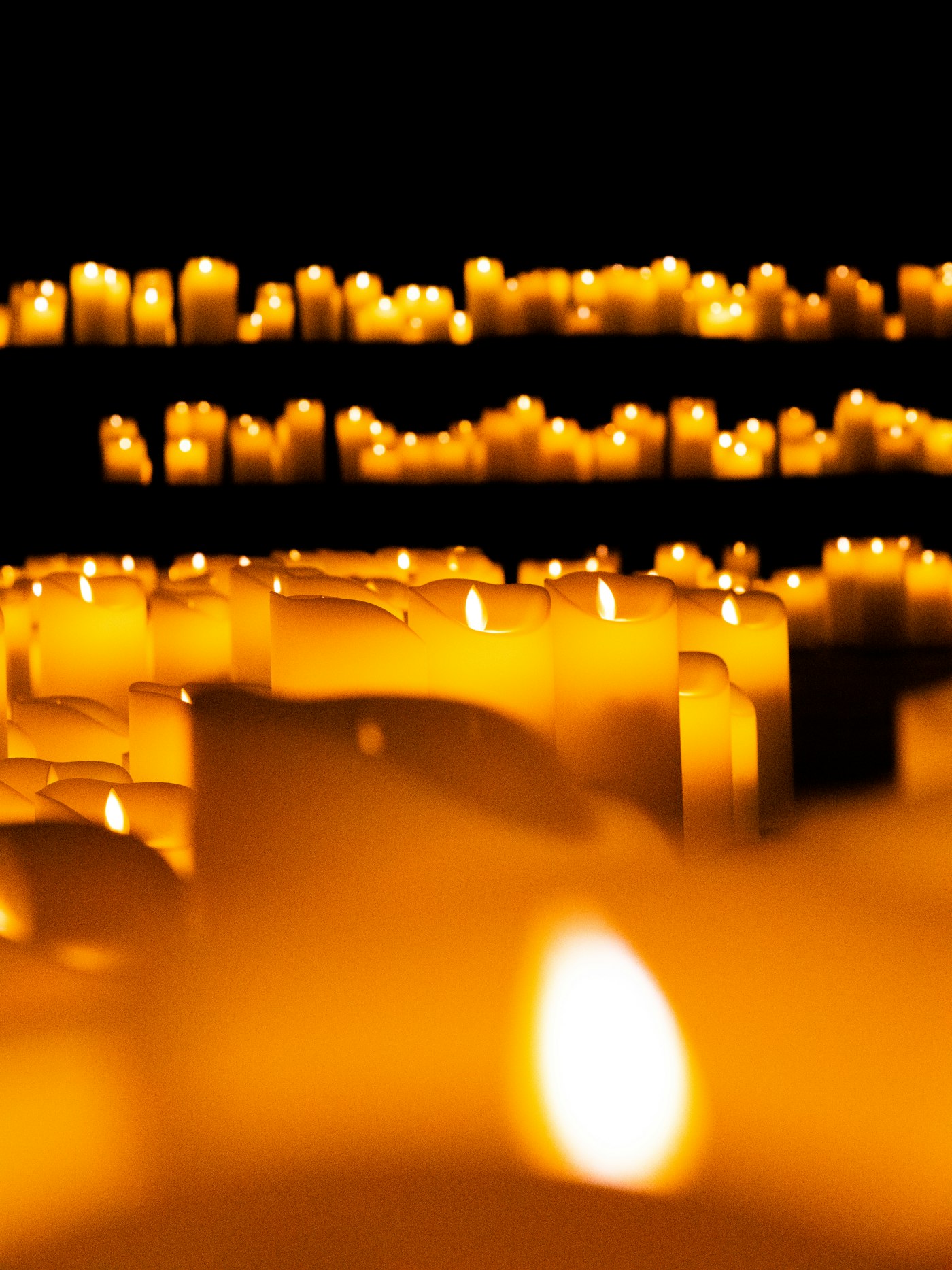 Candele accese in una veglia
